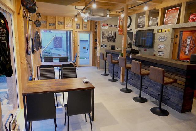 1Fは受付兼カフェ&バーです。