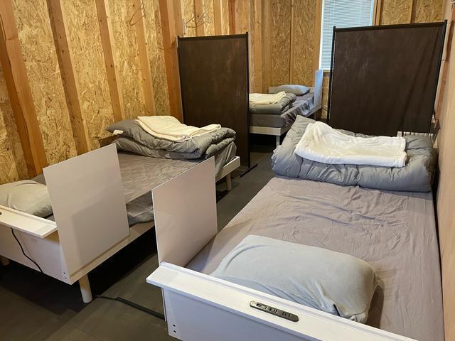Fours dormitory フォースドミトリー 2段ベットではなくある程度の広さと開放感がありつつ目線も切れるレイアウトです。