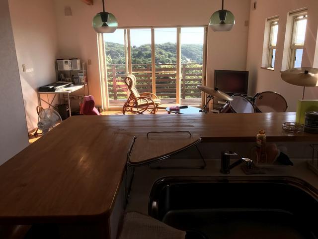 キッチンからリビング