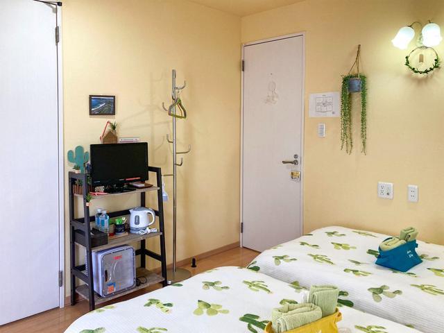 ・サボテンの部屋：テレビ、小型保冷庫、 湯沸かしポット等コンパクトにまとめております