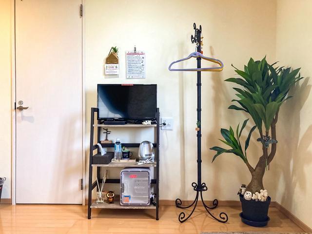 ・幸福フクロウの部屋：テレビや小型保冷庫、電気ケトルなどコンパクトにまとめています