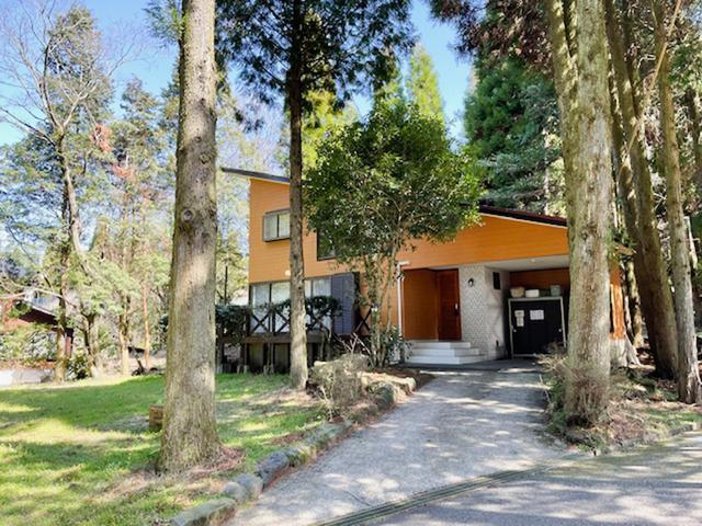 ・【外観】阿蘇の豊かな緑に囲まれた玄関までのアプローチ