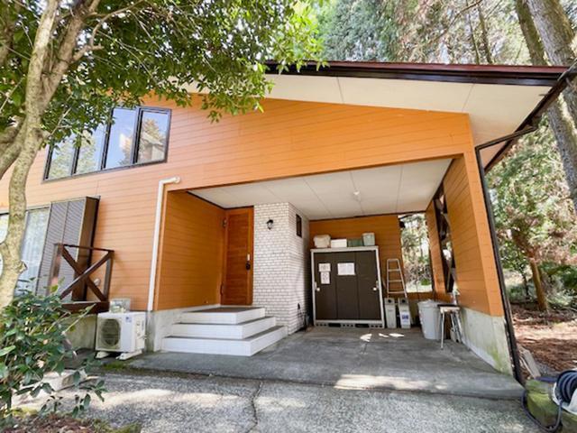 ・【外観】広々とした玄関。1台分駐車スペースがあって車でも安心