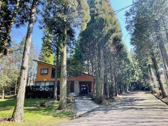 ・【宿の入口】道の両側に木が植えられており、自然の風景と調和しています