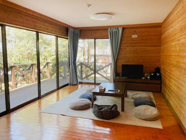 ・【リビング】大きな窓で日当たり良好。窓の外には豊かな緑が広がります