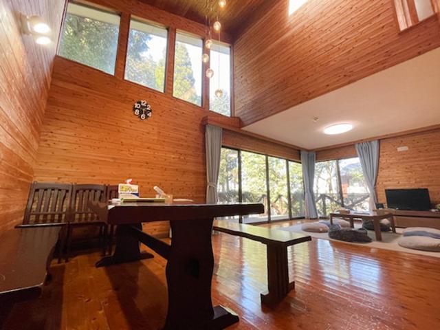 ・【リビング】天井が高くて開放感たっぷり。大きい窓から光が差込みます。お好きな場所で寛いでください